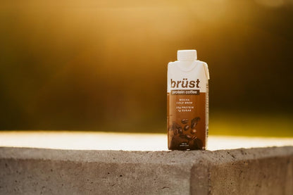 BRÜST PROTEIN COFFEE LIGHT ROAST - Pack de 12 (20 g de protéines, 120 mg de caféine, 120 calories) Léger, légèrement sucré, 330 ml, Brust Cold Brew Iced Coffee - COMME VU DANS DRAGON'S DEN 